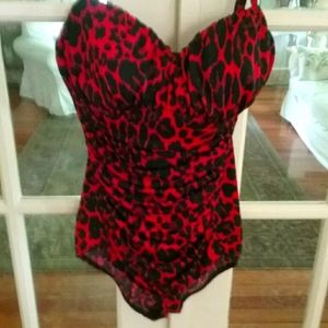 Miraclesuit sz12 slimming red black bathing suit